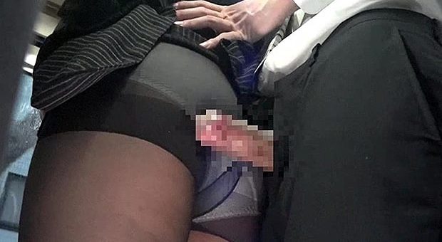 満員バスで痴漢されるOL