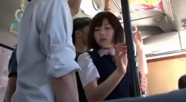 通学バスで集団痴漢されるJK