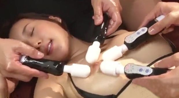 電マ4本で乳首を挟む