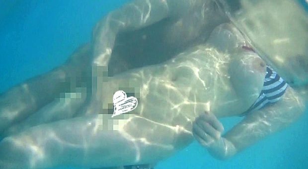 母と息子がプールで近親相姦