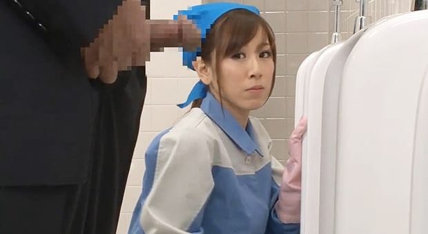 公衆トイレを掃除する美人清掃員を襲うハゲ