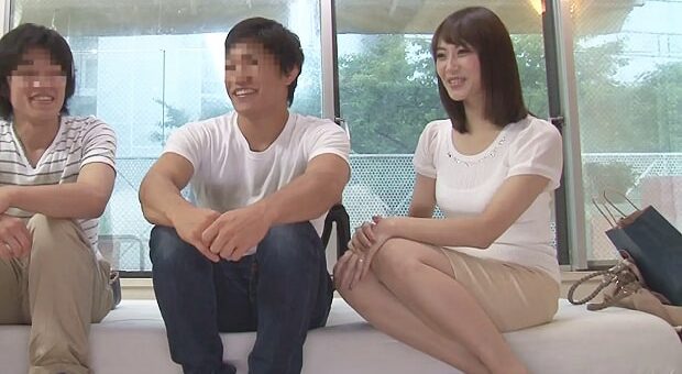 息子の友達の筆おろしをする母