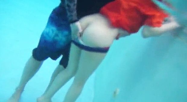 プールでレイプされる監視員