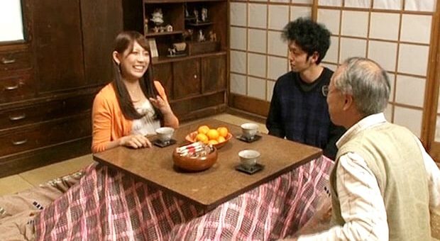 団地妻を呼び出しセクハラする町内会長