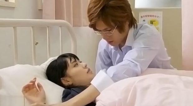 保健室で同僚の彼氏とSEXする女教師