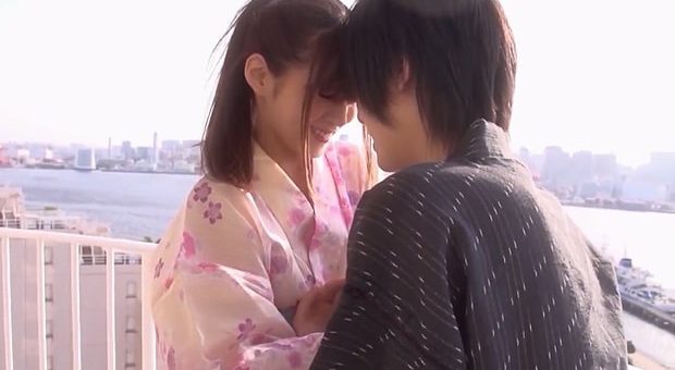 甚平を着たお兄さんとホテルでエッチする浴衣女子