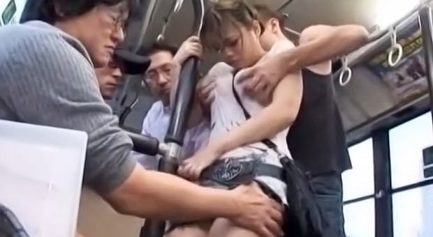 集団痴漢で乳首責めされる巨乳娘