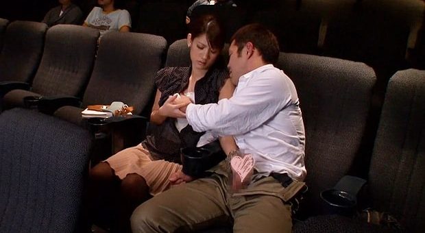 映画館で彼氏を痴女ってフェラ抜きする彼女