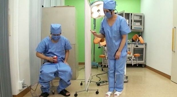 センズリするドクターを目撃したナースが手術室でSEXに発展