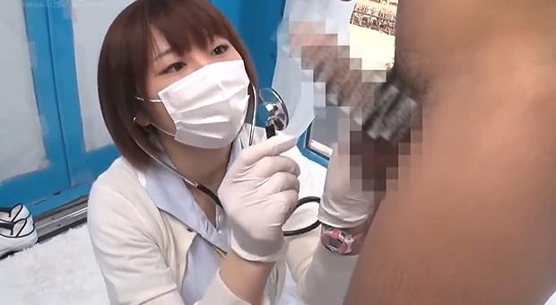 MM号で勃起した男性の射精処置をするナース