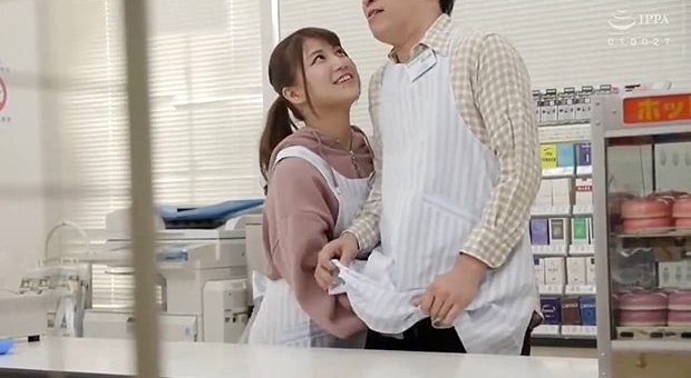 後輩クンを逆レイプするコンビニで働く痴女店員