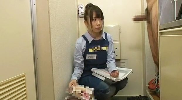 古本の出張買い取り査定で我慢汁を見せつけられる女スタッフ