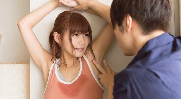 汗ばんだカラダを舐められ興奮する紺野ひかる