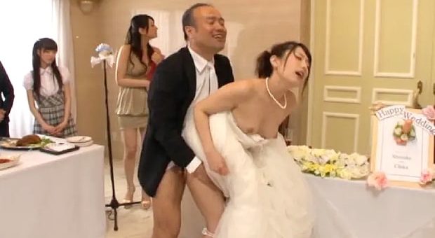 SEXのハードルが低い世界では結婚式で花嫁は主席者とSEXする