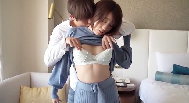 バックハグで乳首責めされる美少女