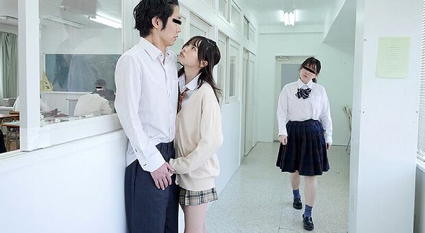 萌え袖にチンポを隠して手コキする痴女JK