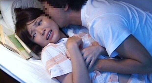 二段ベッドで寝る同僚の娘を夜這いする