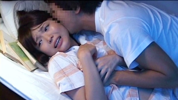 二段ベッドで寝る同僚の娘を夜這いする
