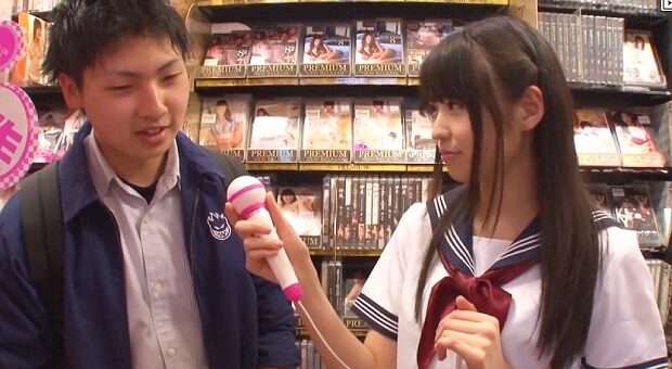 AVショップにいる早漏男子のお悩み解決する美少女