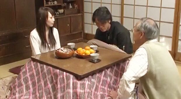 団地妻をコタツの中でセクハラしたら即堕ち