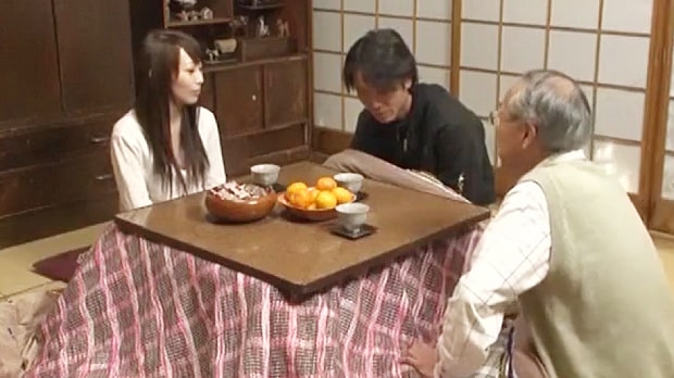 団地妻をコタツの中でセクハラしたら即堕ち