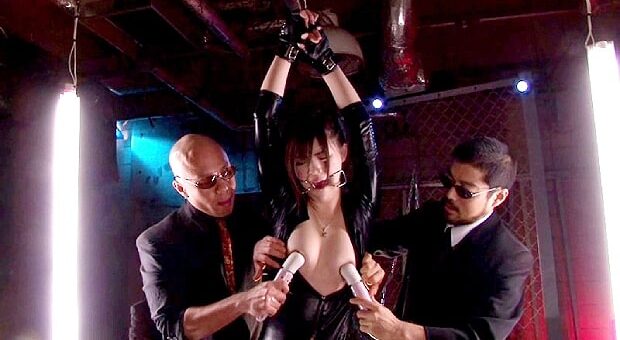 拘束され慮辱される女捜査官