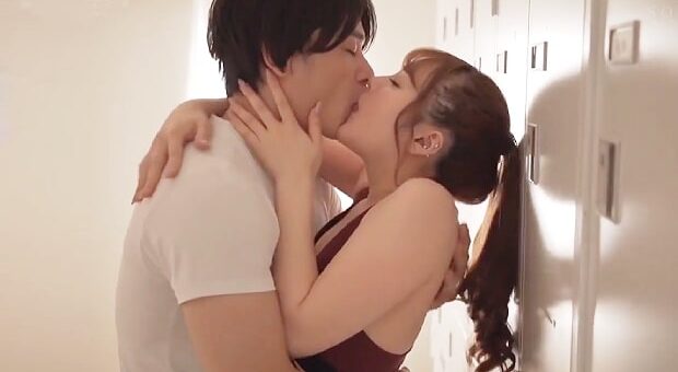 人の旦那を中出しで寝取る女