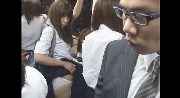 女子校の通勤バスに乗ってきたおじさんを痴女るJK