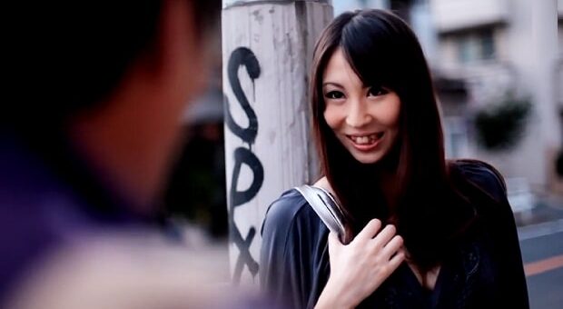 出会い系で知り合った男と不倫する団地妻