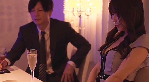 同窓会で再会した初恋の人と不倫する巨乳人妻