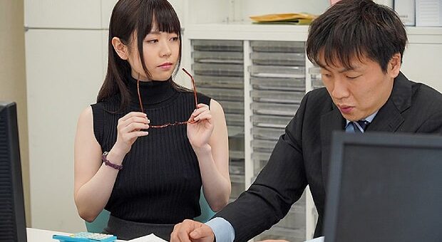 ノーブラで仕事する露出OLが上司を痴女る