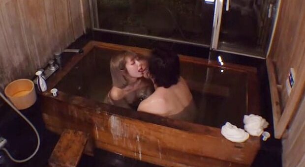 バイトの先輩後輩の男女2人が混浴