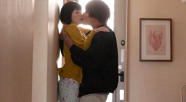 キメセク不倫する巨乳人妻