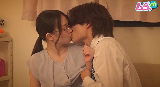 同期の男子に口説かれSEXする地味OL