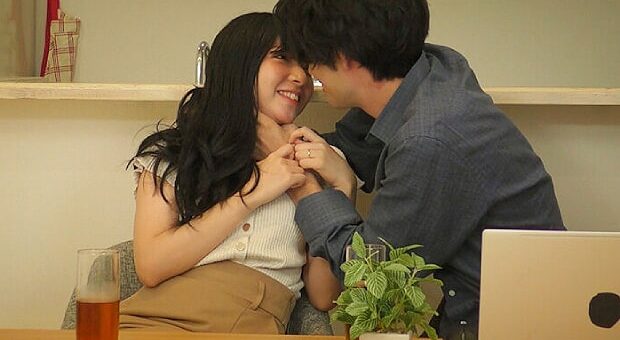 昔のセフレと中出し不倫する若妻