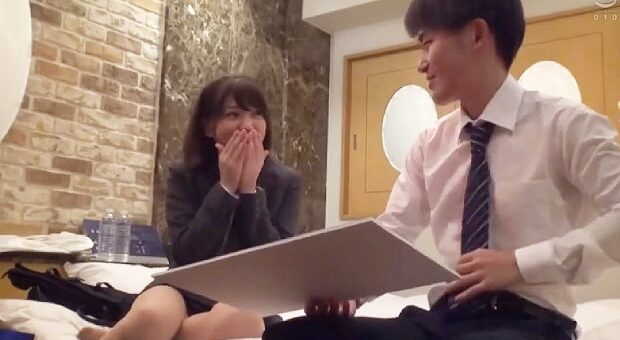 後輩と人妻OLがモニタリングAV