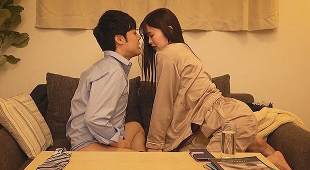 旦那の部下のデカチンと浮気する人妻