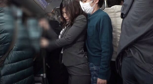 痴漢に発情しバス車内でSEXするOL