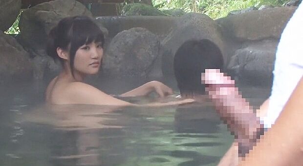 混浴露天風呂で巨乳女にセンズリを見せつける