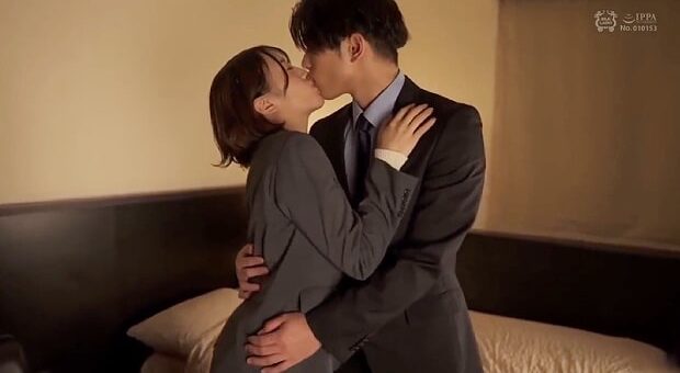 会社の同僚と甘々エッチ