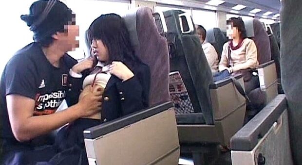 特急電車で家族旅行中のJKが車内でレイプされる