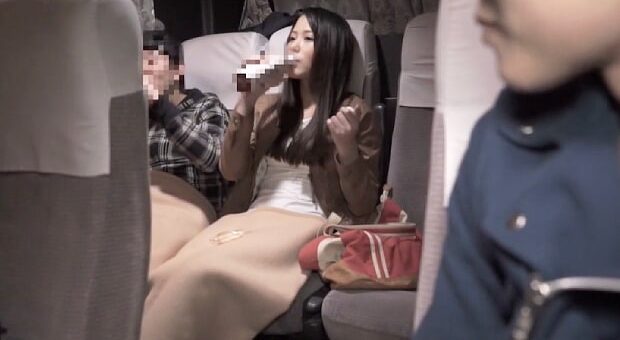 彼氏と一緒に夜行バスに乗るJDに媚薬を飲ませ寝取る