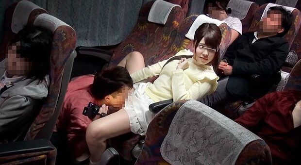 夜行バスで友達同士がハメ撮りするモニタリングAV