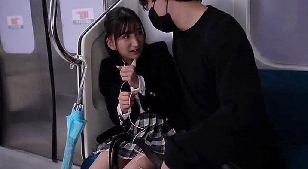 終電で中出しレイプされる巨乳JK