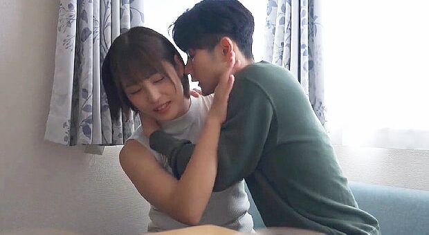 息子が通う塾のバイト講師に押し倒される人妻