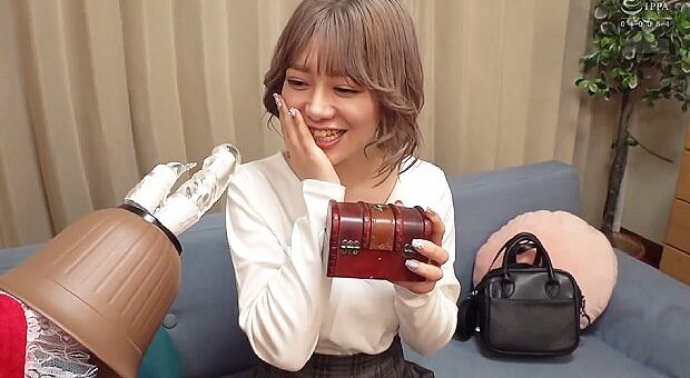 マイクロビキニを着て固定バイブで失禁イキするギャル