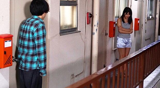 隣人の年下男子と浮気エッチする巨乳若妻