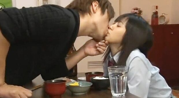 義兄に顎クイでキスされるJK義妹