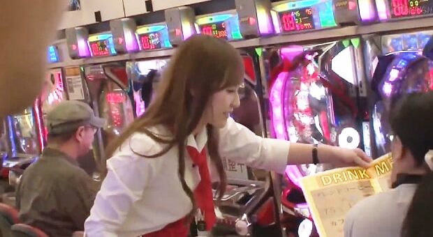パチンコ客にレイプされるコーヒーレディ