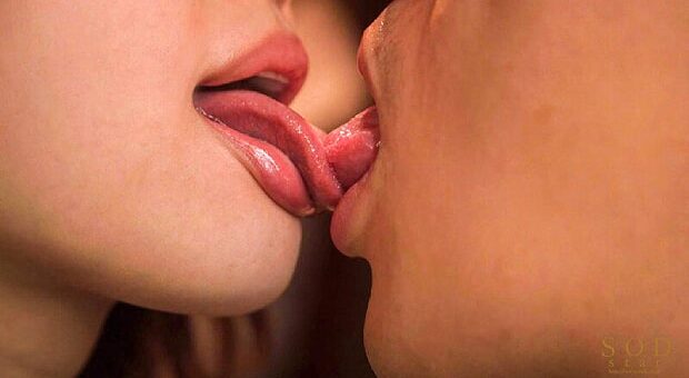 キス魔の若妻が町内会の忘年会で近所の旦那とベロチュー不倫